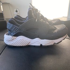 Nike Air Huarache sneaker black white Women's